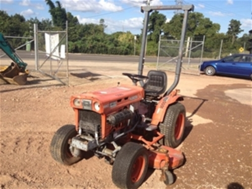 Product picture Kubota B7100HST-D parts list. 4 WD model